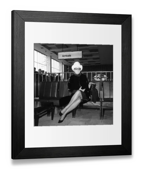 Framed Print : Sophia Loren arriving at London Airport from Paris. She will be going to Yorkshire for 3