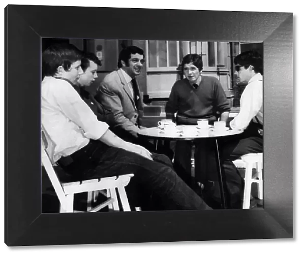 Frankie Vaughan talks with four Glasgow gang leaders who later pledged to end the gangs