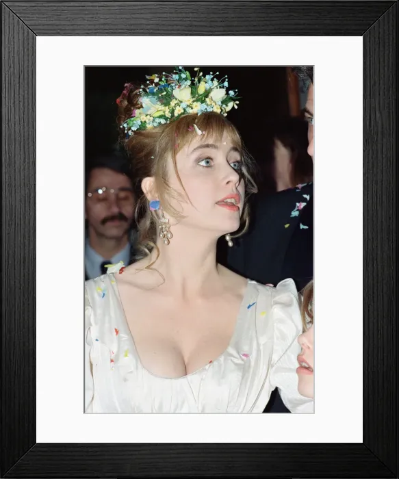 Framed Print : Actress Lysette Anthony marries Luc Leestemaker. Circa January 1991 Framed Print : Actress Lysette Anthony marries Luc Leestemaker. Circa January 1991