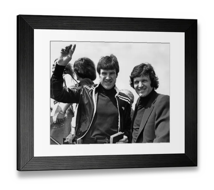 Framed Print : Liverpool footballer Emlyn Hughes with team-mates at Speke Airport before flying to