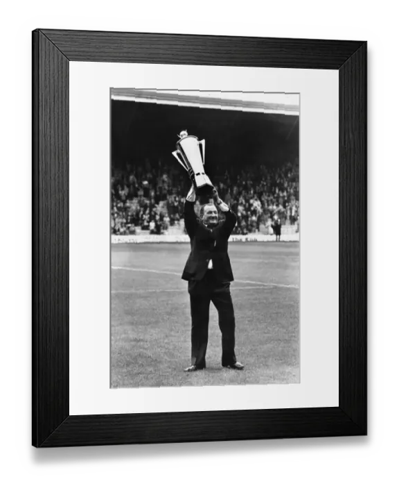Framed Print : Liverpool manager Bob paisley holds aloft his Manager of the Year Award before the match Framed Print : Liverpool manager Bob paisley holds aloft his Manager of the Year Award before the match