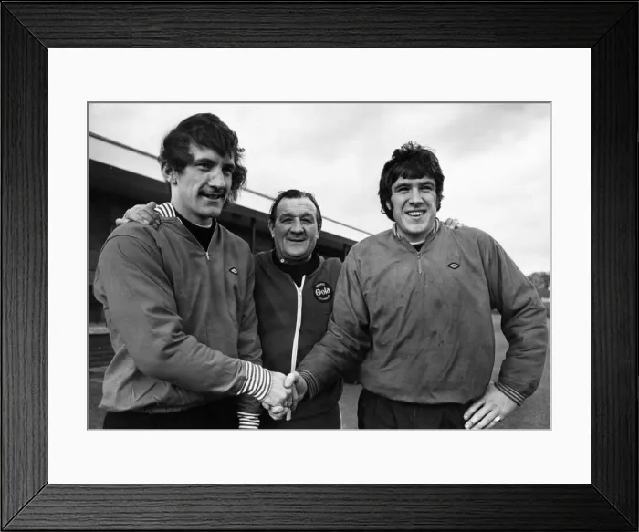 Framed Print : Liverpool manager Bob Paisley with Terry McDermott and Emlyn Hughes