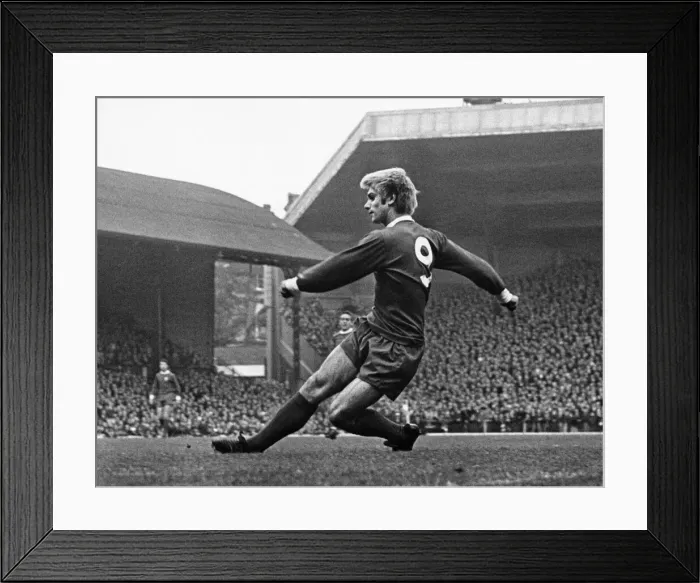 Framed Print : Alun Evans in action for Liverpool during the League Division One match against Leicester Framed Print : Alun Evans in action for Liverpool during the League Division One match against Leicester