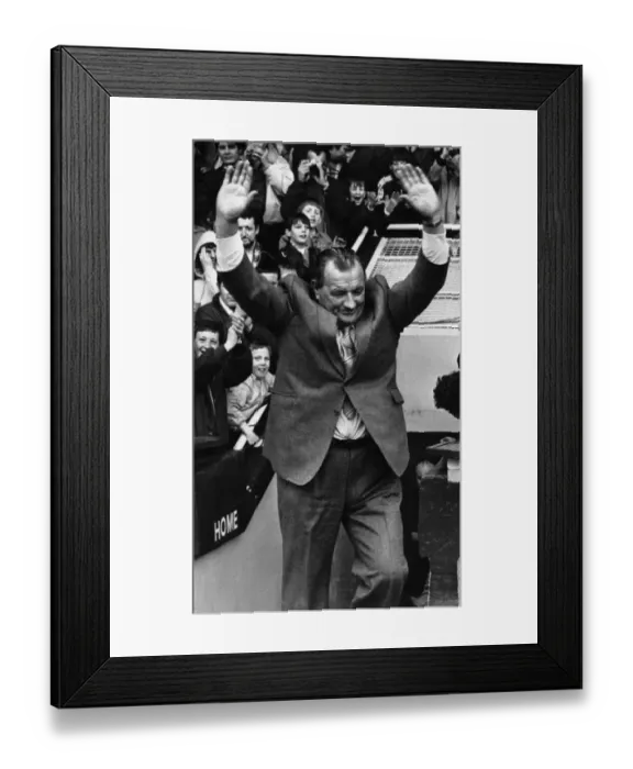 Framed Print : Retiring Liverpool manager Bob Paisley acknowledges the applause of the fans at Anfield Framed Print : Retiring Liverpool manager Bob Paisley acknowledges the applause of the fans at Anfield