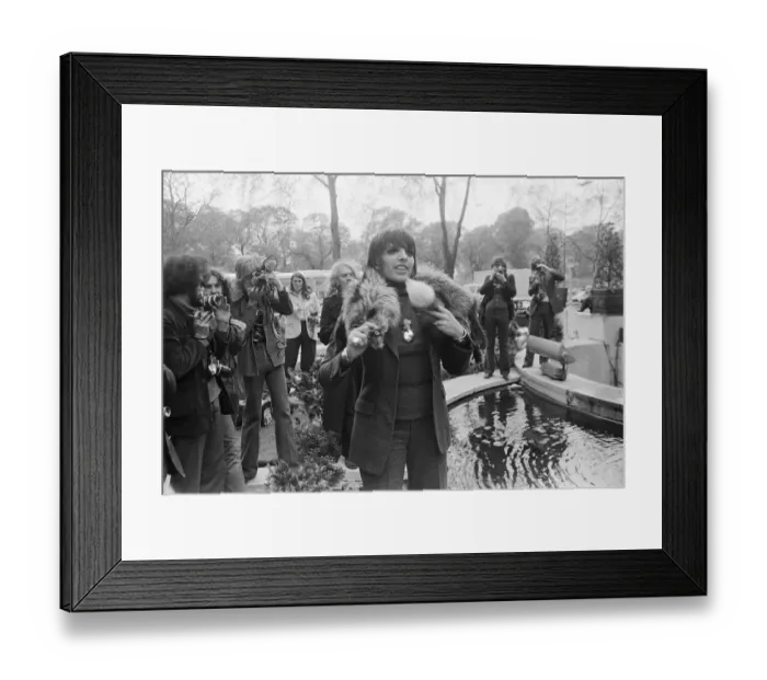 Framed Print : Liza Minnelli, actor and singer, pictured at The Dorchester Hotel in London Framed Print : Liza Minnelli, actor and singer, pictured at The Dorchester Hotel in London
