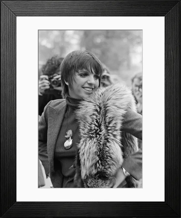 Framed Print : Liza Minnelli, actor and singer, pictured at The Dorchester Hotel in London Framed Print : Liza Minnelli, actor and singer, pictured at The Dorchester Hotel in London