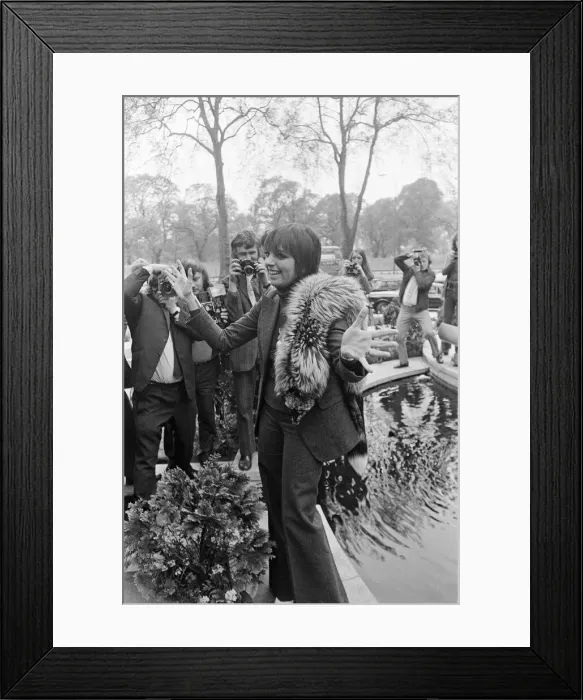 Framed Print : Liza Minnelli, actor and singer, pictured at The Dorchester Hotel in London Framed Print : Liza Minnelli, actor and singer, pictured at The Dorchester Hotel in London