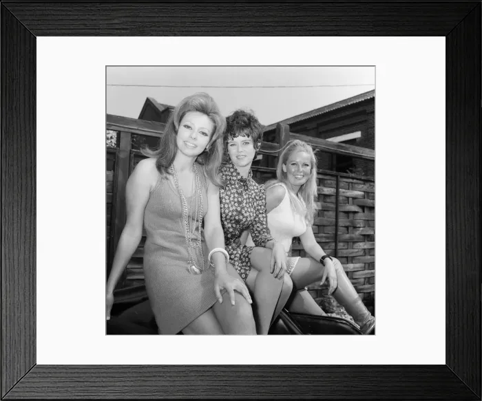 Framed Print : New film Crossplot, begins production at Elstree Studios today, Monday 9th September 1968 Framed Print : New film Crossplot, begins production at Elstree Studios today, Monday 9th September 1968