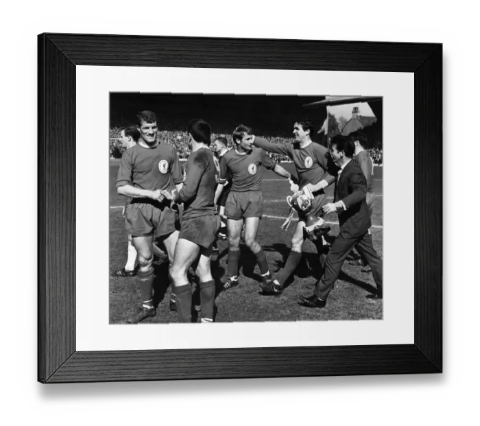 Framed Print : Liverpool players celebrate their title win following the 2-1 victory over Chelsea