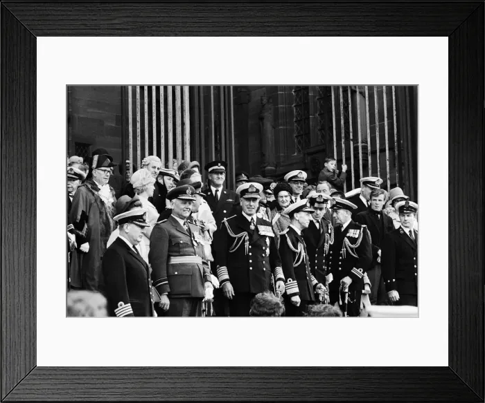 Framed Print : Service held at Liverpool Cathedral to commemorate the 25th anniversary of the Battle of Framed Print : Service held at Liverpool Cathedral to commemorate the 25th anniversary of the Battle of