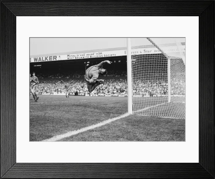 Framed Print : English League Division One match at The Hawthorns. West Bromich Albion 1 v Framed Print : English League Division One match at The Hawthorns. West Bromich Albion 1 v