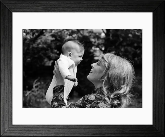 Framed Print : Esther Rantzen at home with her baby daughter Emily. 15th May 1978 Framed Print : Esther Rantzen at home with her baby daughter Emily. 15th May 1978
