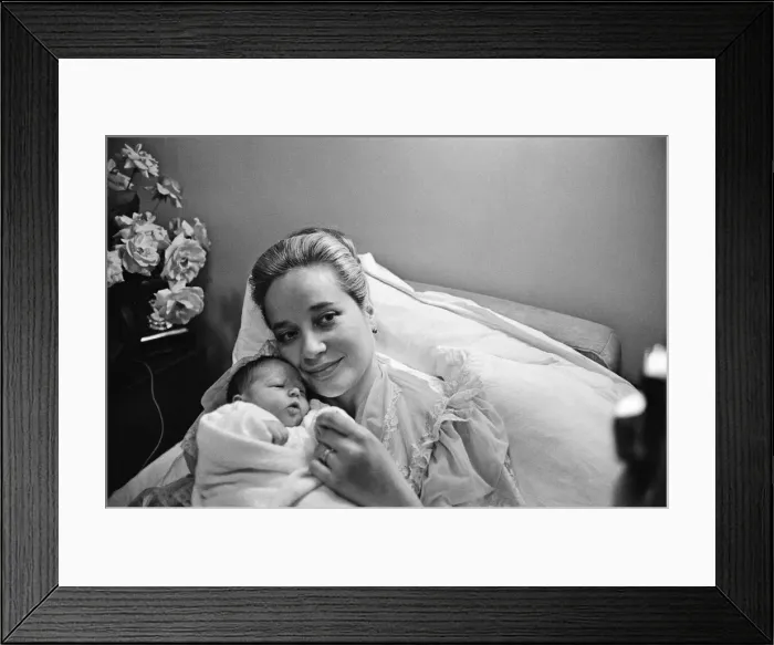 Framed Print : Sylvia Syms, actor and star of Ice Cold In Alex, with her new born baby daughter Beatrice Framed Print : Sylvia Syms, actor and star of Ice Cold In Alex, with her new born baby daughter Beatrice