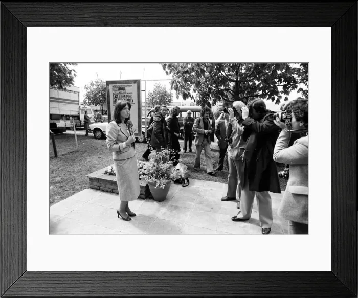 Framed Print : Newsreader Anna Ford at the Chelsea Flower Show. her. 21st May 1979 Framed Print : Newsreader Anna Ford at the Chelsea Flower Show. her. 21st May 1979