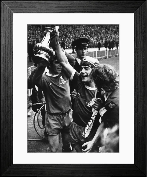 Framed Print : Liverpool players Kevin and Keegan celebrate with the FA Cup trophy following their 3-0