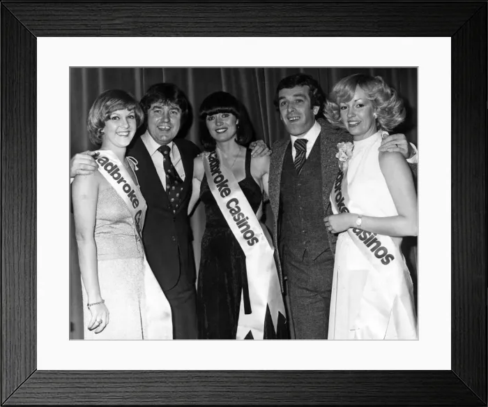 Framed Print : Jimmy Tarbuck and Liverpool footballer Ian Callghan were among the celebrities sampling Framed Print : Jimmy Tarbuck and Liverpool footballer Ian Callghan were among the celebrities sampling