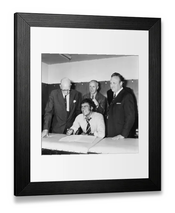 Framed Print : Ray Kennedy signs for Liverpool on the day that Bill Shankly announced his resignation as