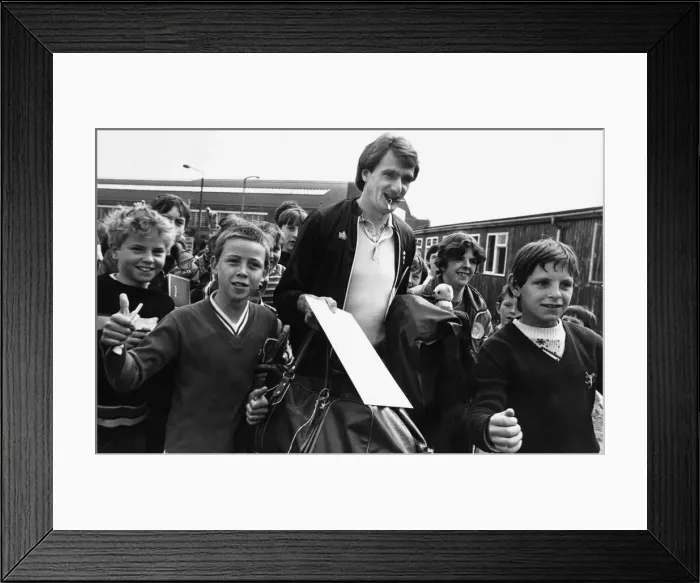 Framed Print : Liverpool footballer Phil Thompson surrounded by youngsters. Dated: 26th May 1981 Framed Print : Liverpool footballer Phil Thompson surrounded by youngsters. Dated: 26th May 1981