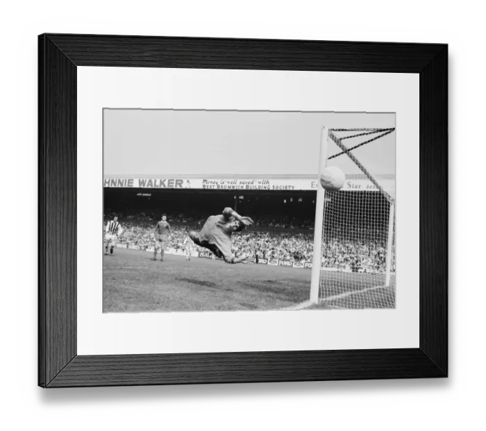 Framed Print : English League Division One match at The Hawthorns. West Bromich Albion 1 v Framed Print : English League Division One match at The Hawthorns. West Bromich Albion 1 v