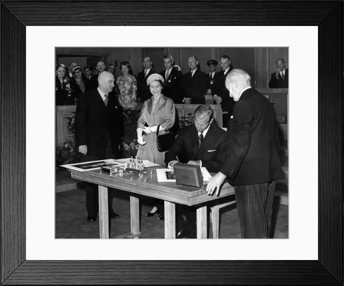 Framed Print : Queen Elizabeth II and Prince Philip, Duke of Edinburgh, visiting Chester Framed Print : Queen Elizabeth II and Prince Philip, Duke of Edinburgh, visiting Chester