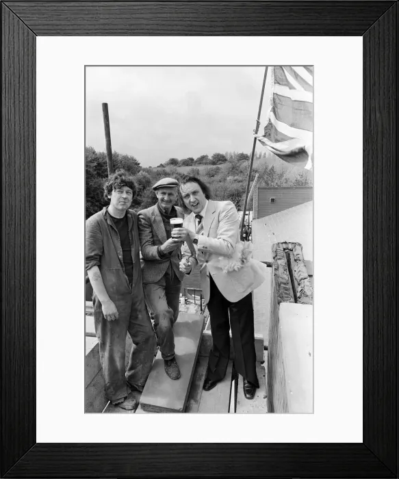 Framed Print : Ken Dodd at Clatterbridge Hospital, Birkenhead. 23rd May 1979 Framed Print : Ken Dodd at Clatterbridge Hospital, Birkenhead. 23rd May 1979