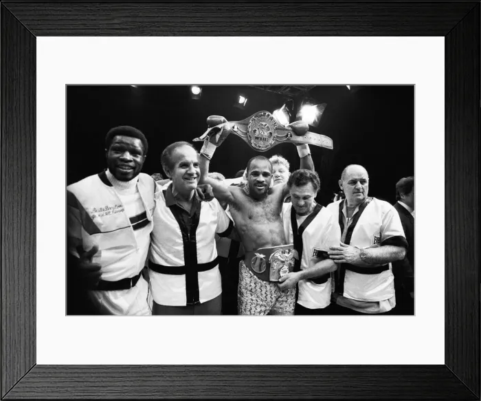 Framed Print : WBC and IBF, welterweight title fight between Lloyd Honeyghan and Johnny Bumphus