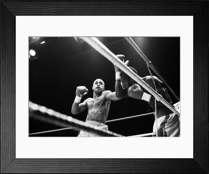 Framed Print : WBC and IBF, welterweight title fight between Lloyd Honeyghan and Johnny Bumphus