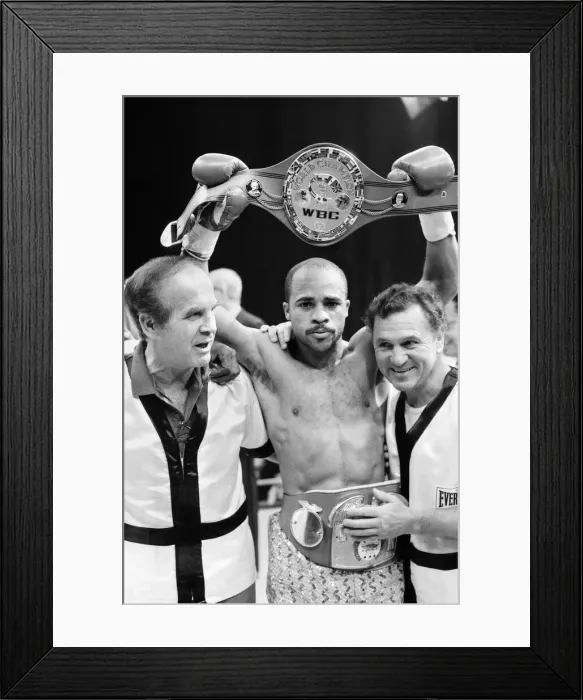 Framed Print : WBC and IBF, welterweight title fight between Lloyd Honeyghan and Johnny Bumphus Framed Print : WBC and IBF, welterweight title fight between Lloyd Honeyghan and Johnny Bumphus