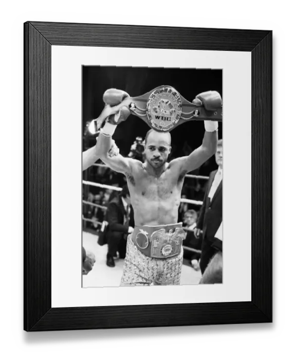 Framed Print : WBC and IBF, welterweight title fight between Lloyd Honeyghan and Johnny Bumphus