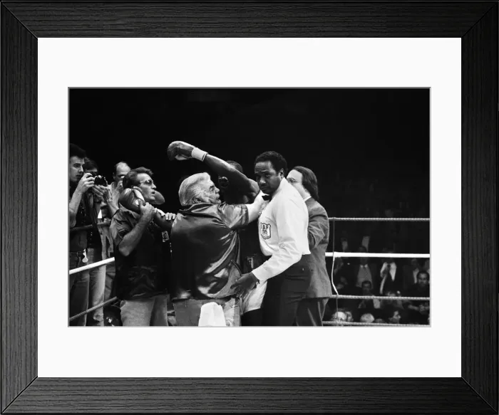 Framed Print : WBC and IBF, welterweight title fight between Lloyd Honeyghan and Johnny Bumphus Framed Print : WBC and IBF, welterweight title fight between Lloyd Honeyghan and Johnny Bumphus