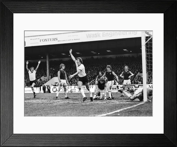 Framed Print : English League Division One match at Villa Park, Aston Villa 0 v Liverpool 3 Framed Print : English League Division One match at Villa Park, Aston Villa 0 v Liverpool 3