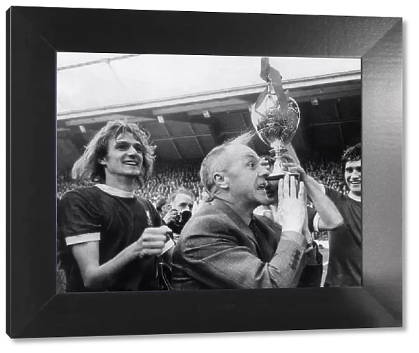 Liverpool manager Bill Shankly celebrates their League Championshipwin with his players