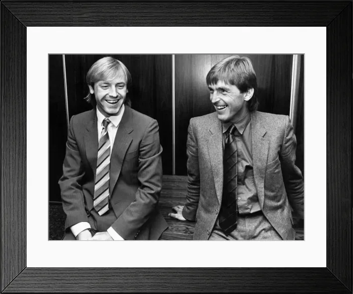 Framed Print : Liverpool manager Kenny Dalglish shares a joke with his new signing Steve McMahon Framed Print : Liverpool manager Kenny Dalglish shares a joke with his new signing Steve McMahon