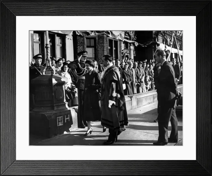 Framed Print : Queen Elizabeth II and Prince Philip, Duke of Edinburgh, visiting Bootle Framed Print : Queen Elizabeth II and Prince Philip, Duke of Edinburgh, visiting Bootle