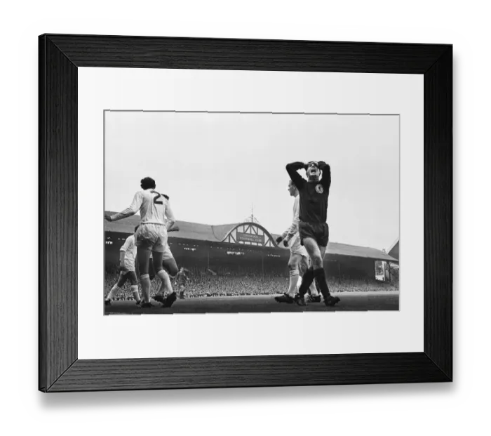 Framed Print : English Old League Division One match at Anfield. Liverpool 2 v Sunderland 2