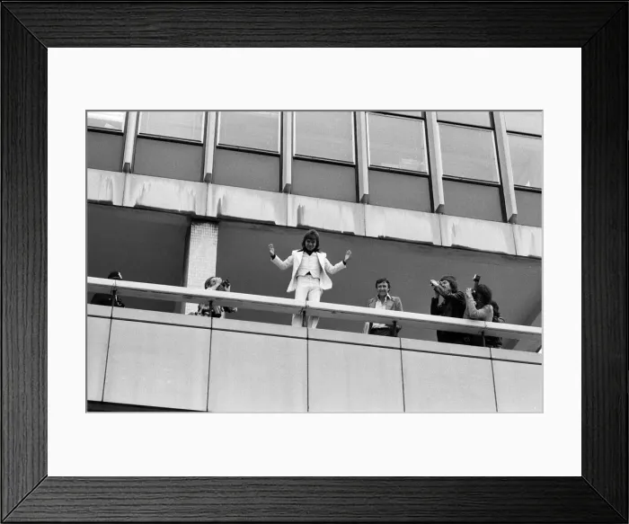 Framed Print : David Cassidy at Thames TV. The pavement outside the studio was crowded with his fans