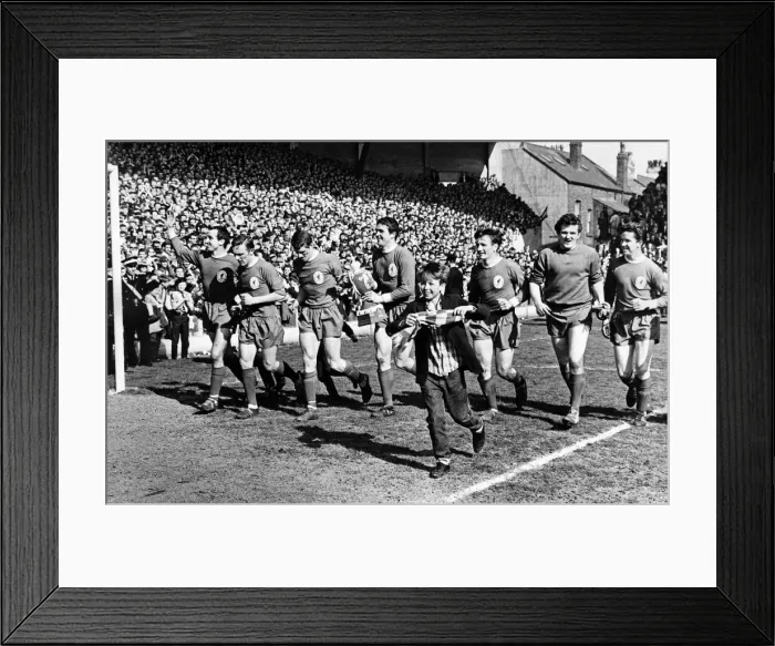 Framed Print : Liverpool players acknowledge the support of the crowd as they parade the League Framed Print : Liverpool players acknowledge the support of the crowd as they parade the League