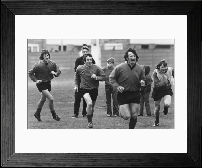 Framed Print : Liverpool trainer Joe Fagan casts his expert eye over Ray Clemence, Ian Callaghan Framed Print : Liverpool trainer Joe Fagan casts his expert eye over Ray Clemence, Ian Callaghan