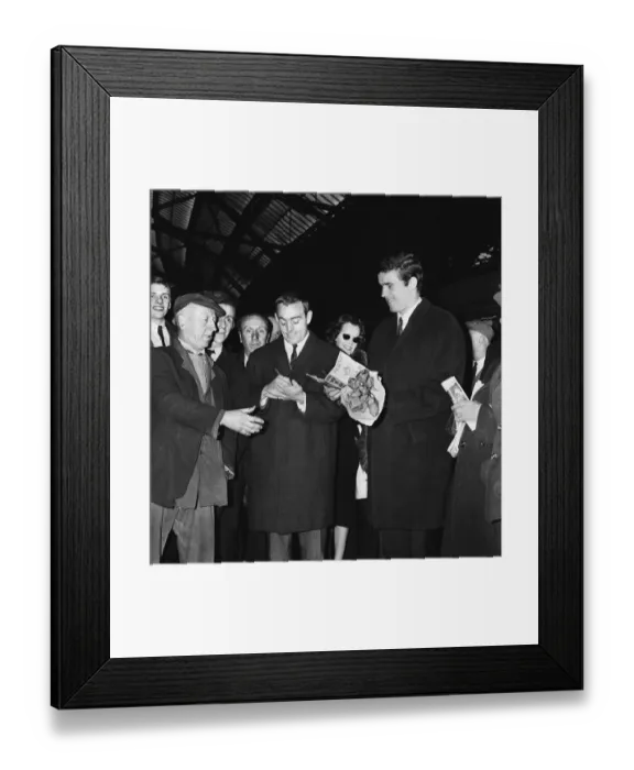 Framed Print : Liverpool football team depart Lime Street railway station for London where they will