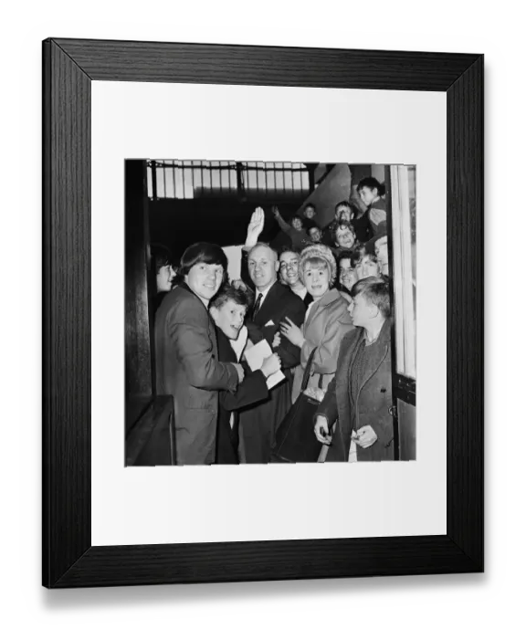 Framed Print : Liverpool football team depart Lime Street railway station for London where they will