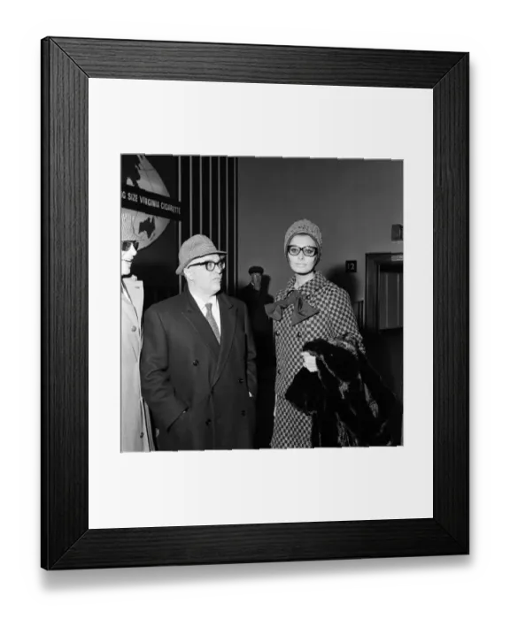 Framed Print : Sophia Loren arrives at London Airport from Italy to attend the Gala World Premier of