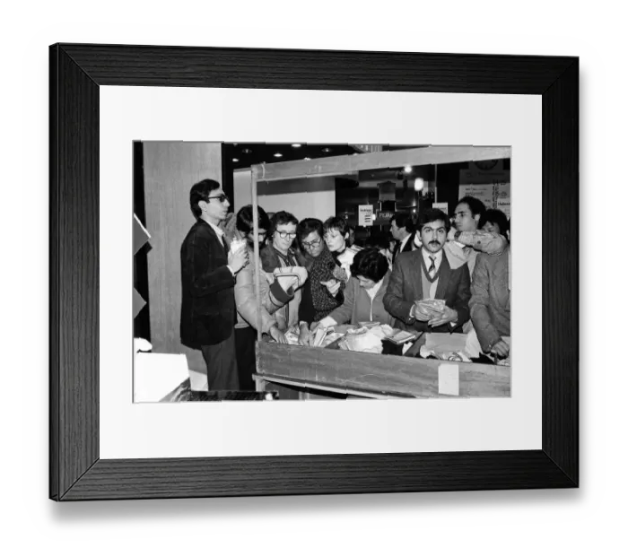 Framed Print : Harrods was besieged today on the last day of their sale Framed Print : Harrods was besieged today on the last day of their sale