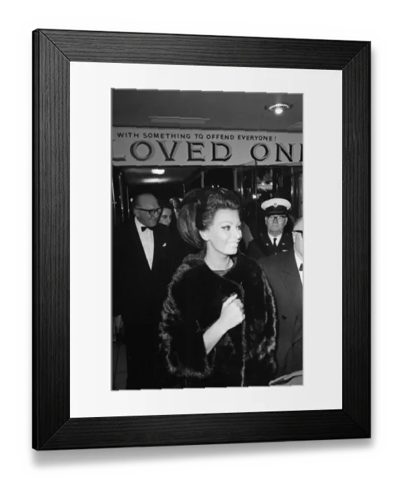 Framed Print : Sophia Loren arrives with her husband Carlo Ponti at the Empire, Leicester Square
