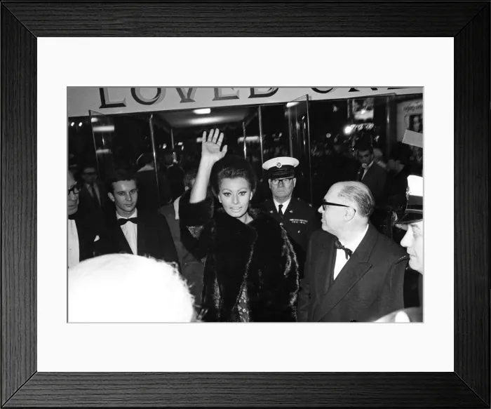 Framed Print : Sophia Loren arrives with her husband Carlo Ponti at the Empire, Leicester Square