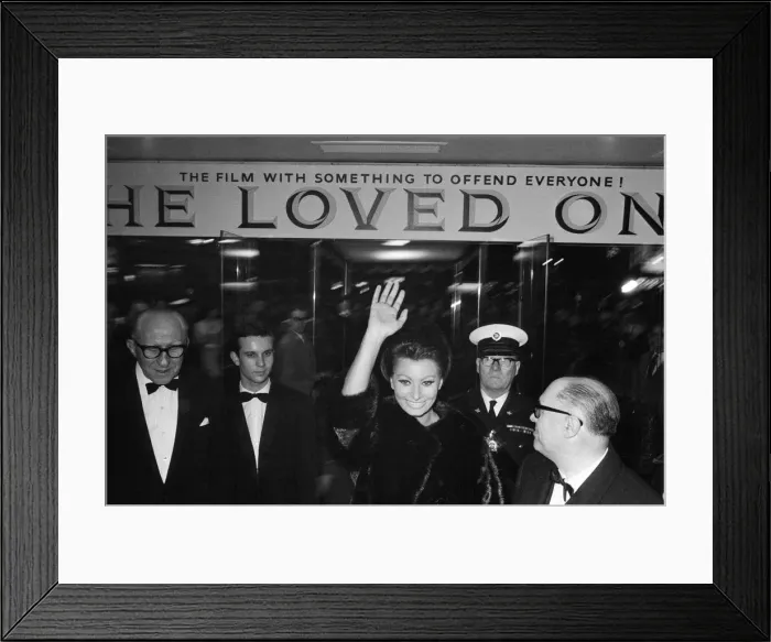Framed Print : Sophia Loren arrives with her husband Carlo Ponti at the Empire, Leicester Square