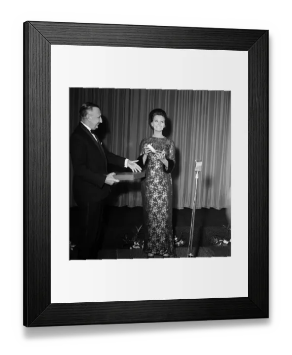 Framed Print : Sophia Loren at the Empire, Leicester Square, for the premier of her latest film Framed Print : Sophia Loren at the Empire, Leicester Square, for the premier of her latest film