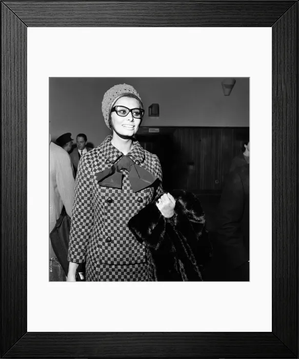 Framed Print : Sophia Loren arrives at London Airport from Italy to attend the Gala World Premier of