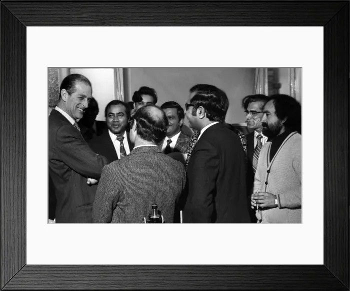 Framed Print : Prince Philip, Duke of Edinburgh visits Liverpool. The Duke meets students from all parts Framed Print : Prince Philip, Duke of Edinburgh visits Liverpool. The Duke meets students from all parts