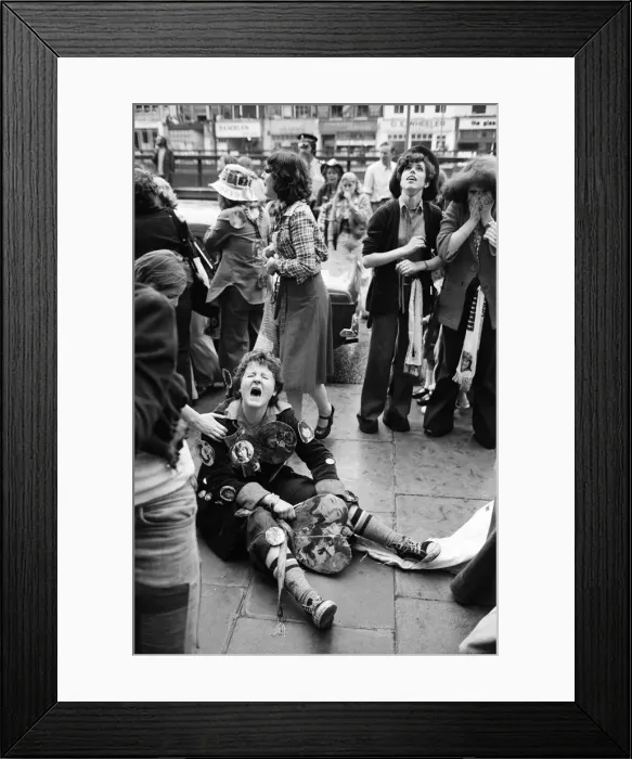 Framed Print : David Cassidy at Thames TV. The pavement outside the studio was crowded with his fans