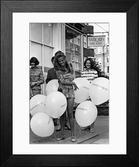 Framed Print : Charlotte Rampling opens the Jump Ahead'boutique. 15th June 1967 Framed Print : Charlotte Rampling opens the Jump Ahead'boutique. 15th June 1967